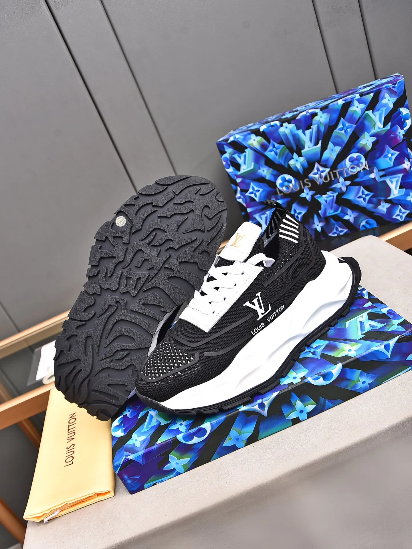 Men's shoes 💰500 LV high-end hot model 👍 Counter 1 design. The face is made of high-elastic fly knit + cowhide + imported glue! TPU outsole is easy to put on, light, comfortable and elastic, trendy and fashionable! ! ! 💪Multiple colors to choose from! Code number: 38-44 (45 46 customized)